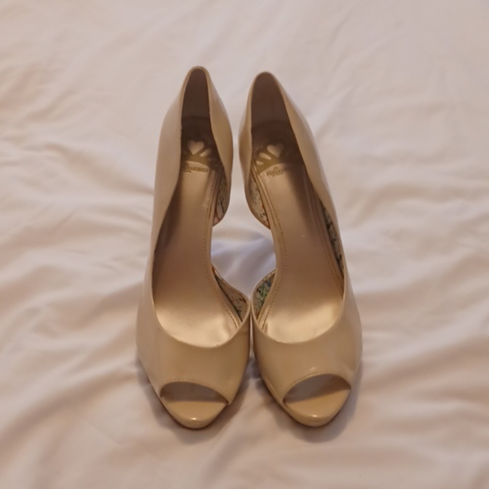 Fergalicious by Fergie Nude Patent Leather Stillet